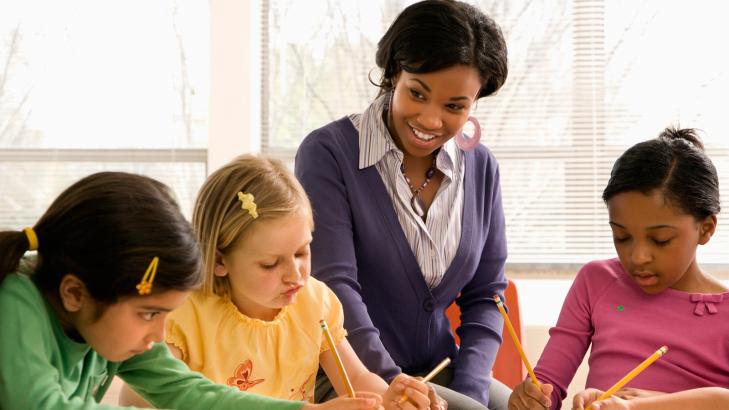 الأهمية الكبرى للعلاقة بين المعلم والطالب للدعم النفسي الاجتماعي الإصغاء الداعم