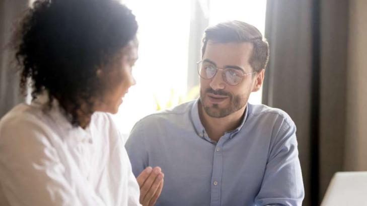 كيف يمكن للكوتشينغ الجيد أن يحل محل مراجعات الأداء السيئة؟