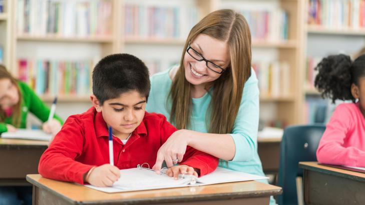 أي علاقة أصبحت تربط بين المُدرِّس وتلميذه؟