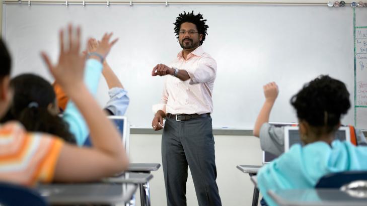 الاهتمام بالمعلِّم .. انطلاقة نحو التقدّم