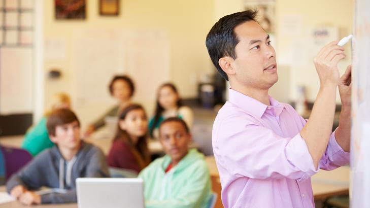 العوامل المؤثرة على عمل المعلم