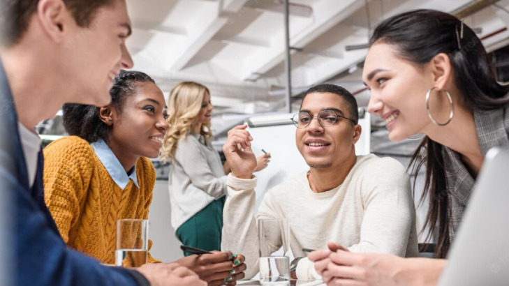 الكوتشينغ من منظور التنوع والمساواة والشمول (DEI): دليل شامل للمدربين