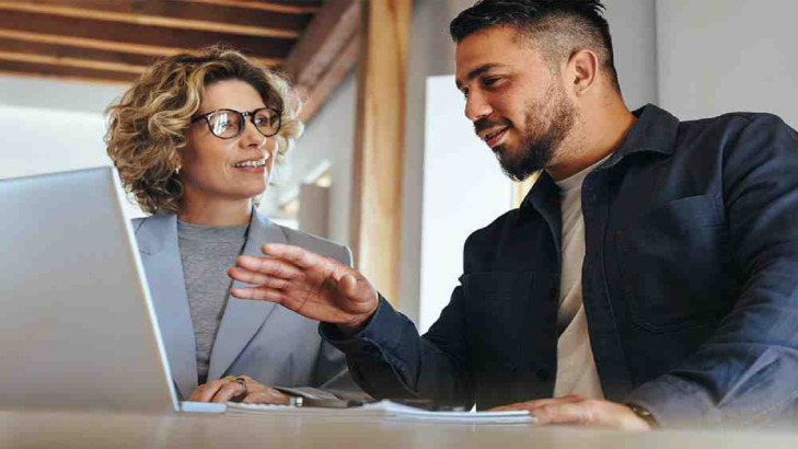 الكلمات أم النبرة؟ أيهما يحسم نجاح تحليل المشاعر في الكوتشينغ؟