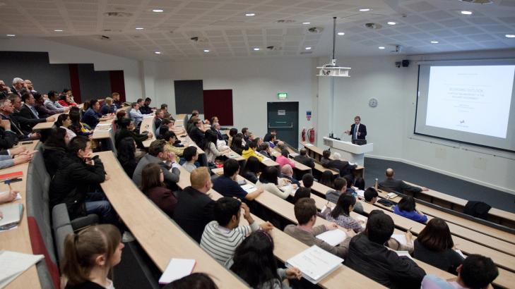 المعلّم بين تقدير السلف وإهانة الخلف.