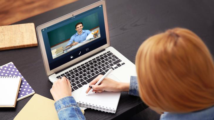 المعلم الافتراضي يتجسد في الفراغ